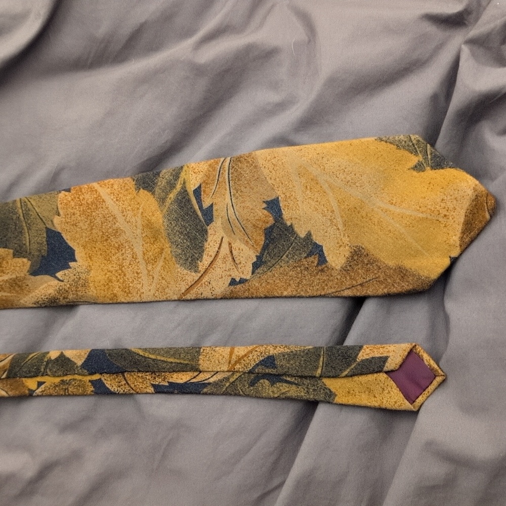 Leaf Patterned Tie - Picture 2 of 6